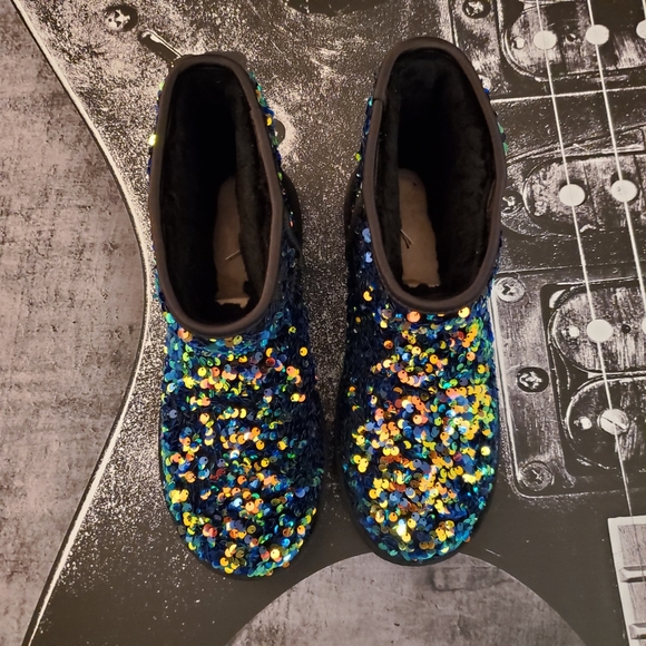 NIB UGG Classic Mini - Picture 8 of 8